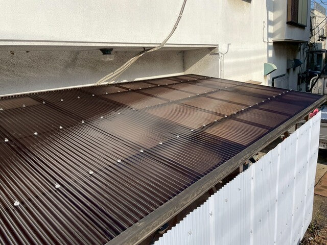 波板屋根が雨漏りする原因や修理方法、交換にはポリカ波板がおすすめな理由